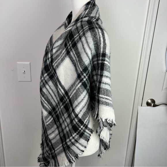 ModCloth Black White Plaid Blanket Scarf Shawl Throw Wrap 100% Acrylic Classic - Picture 4 of 8
